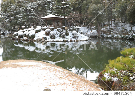 Remaining snow at Hiroshima Shukkeien Garden 99471504