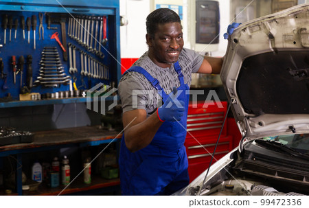 Positive mechanic makes sign that everything is fine 99472336