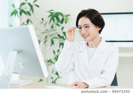 穿白大褂的科學女人 99473293