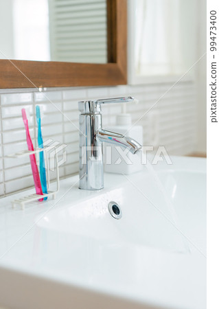 Washbasin, toothbrush, faucet, water 99473400