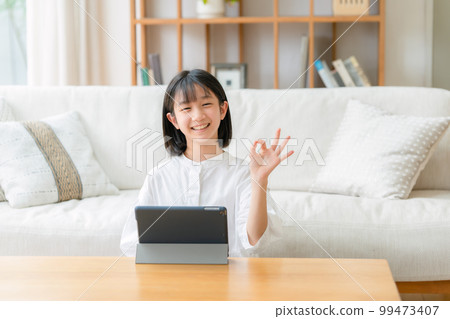 操作平板電腦的小學生OK』 99473407