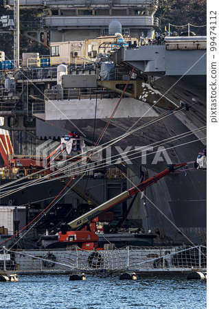 停靠在神奈川縣橫須賀市橫須賀空軍基地的美國海軍核動力航空母艦裡根號正在維修保養中。 99474112