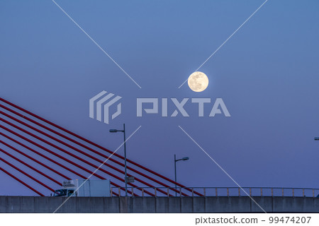 《愛知縣》名古屋高速公路紅蜻蜓橋和滿月 99474207