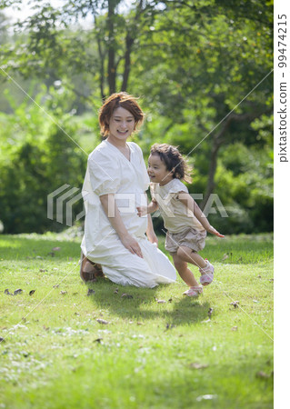 pregnant mom and daughter 99474215