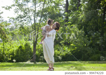 pregnant mom and daughter 99474220