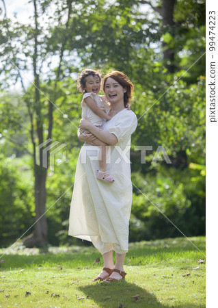 懷孕的媽媽和女兒 99474223