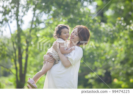 懷孕的媽媽和女兒 99474225