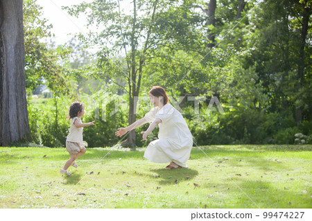 懷孕的媽媽和女兒 99474227
