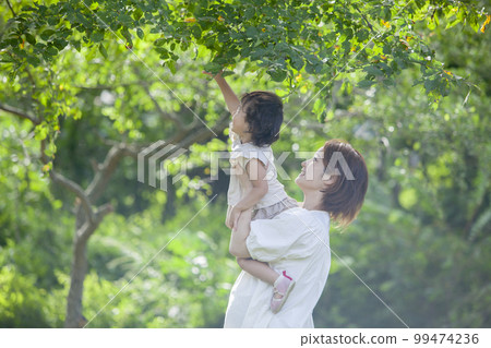 pregnant mom and daughter 99474236