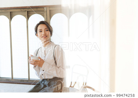 女人喝茶的照片 女人喝茶的照片 99474258