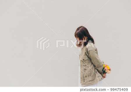 Photo of a woman with a bouquet 99475409