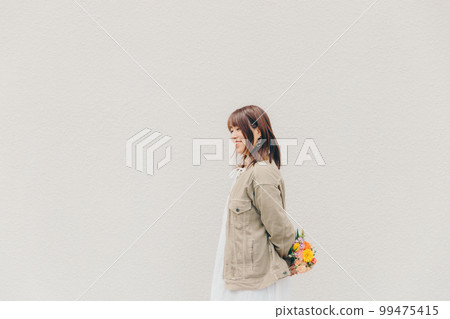 Photo of a woman with a bouquet Photo of a woman with a bouquet 99475415