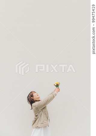 拿著花束的女人的照片 99475419