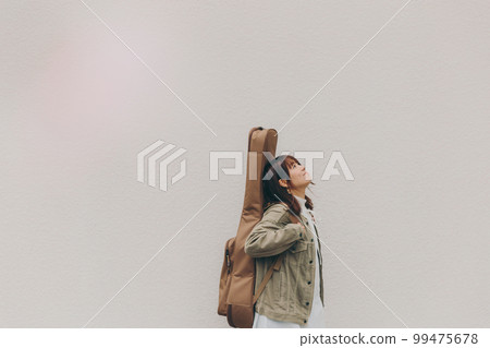 一個拿著吉他的女人的照片 一個拿著吉他的女人的照片 99475678