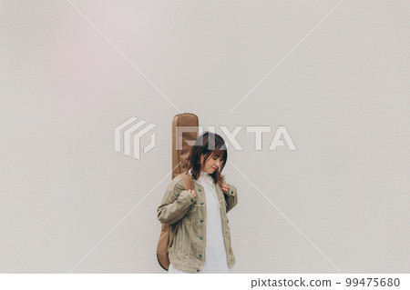 一個拿著吉他的女人的照片 一個拿著吉他的女人的照片 99475680