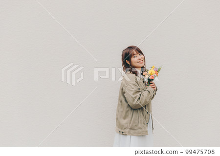 拿著花束的女人的照片 拿著花束的女人的照片 99475708