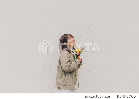 拿著花束的女人的照片 99475709