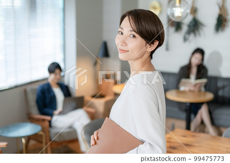 商界女強人微笑 99475773
