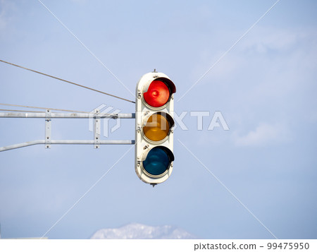 A vertical traffic light often seen in areas with a lot of snow. (within Hokkaido) A vertical traffic light often seen in areas with a lot of snow. (within Hokkaido) 99475950
