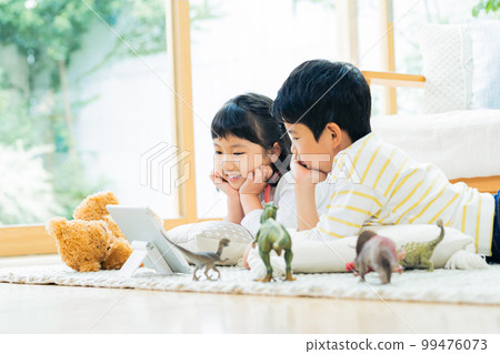 兄弟姐妹在客廳看視頻 99476073