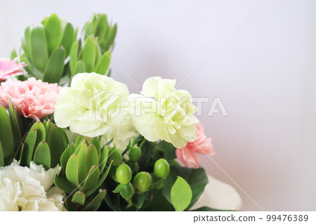 beautiful bouquet in full bloom 99476389