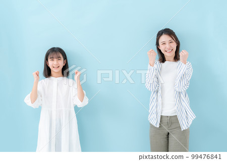 父母和孩子排隊拳頭泵 99476841