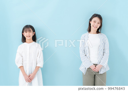 Parent and child line up smiling 99476843