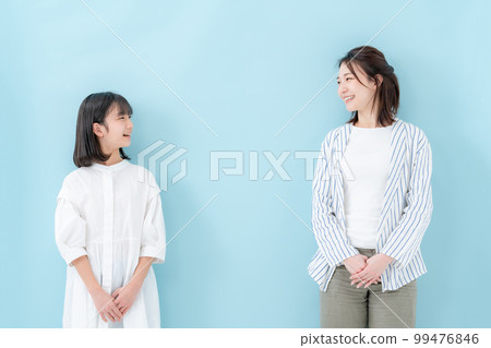 父母和孩子微笑著排隊 99476846