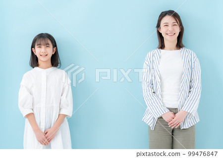 父母和孩子微笑著排隊 99476847