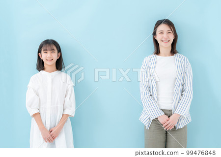 Parent and child line up smiling Parent and child line up smiling 99476848