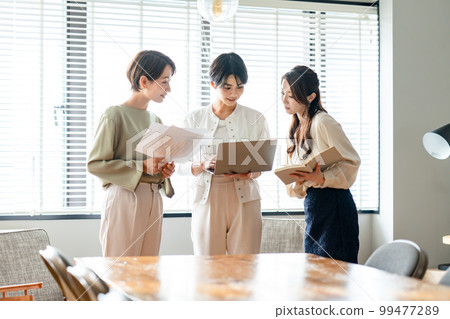 Business woman meeting Business woman meeting 99477289