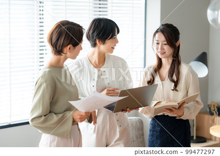 Business woman meeting Business woman meeting 99477297