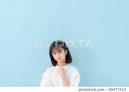 girl worried 99477413