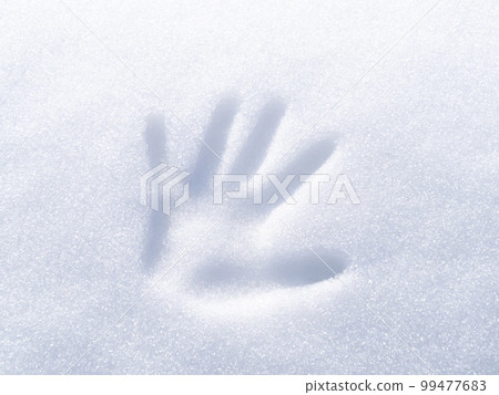 雪地上的手印。 雪地上的手印。 99477683