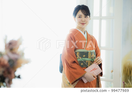 A woman in an orange visiting dress 99477989