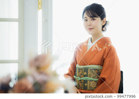 一個穿著橙色訪問禮服的女人 99477996