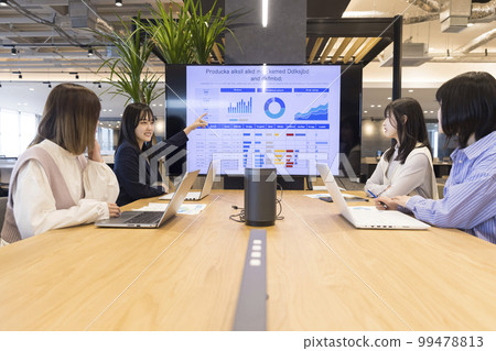 在創意辦公室開會的年輕女性 99478813