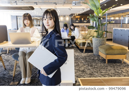 在創意辦公室工作的年輕女性 99479096