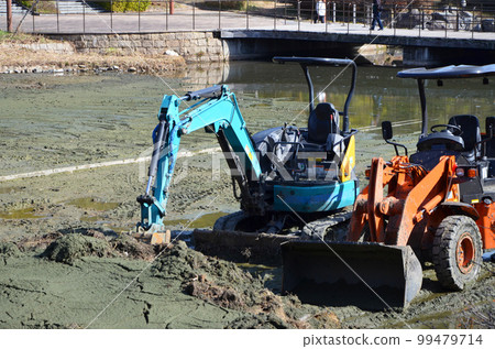 重型設備被放入排水池中 99479714