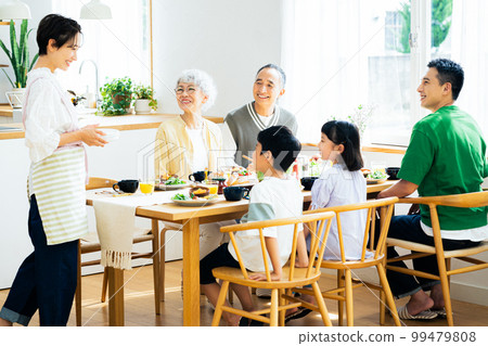 Three generations family to eat 99479808