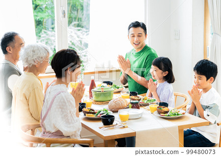 三代家人吃 99480073