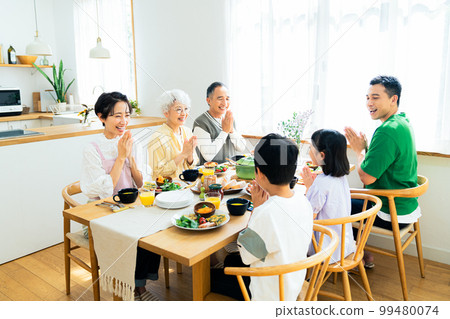 Three generations family to eat Three generations family to eat 99480074