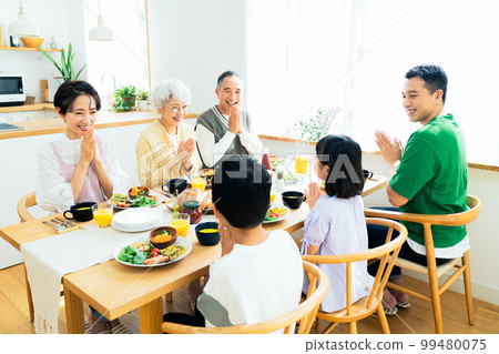 三代家人吃 99480075