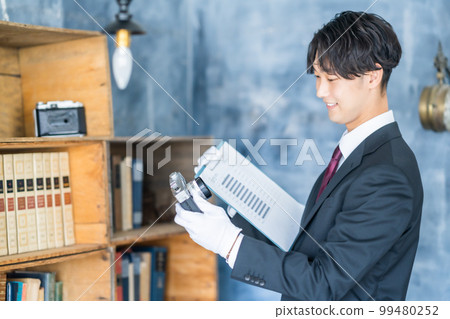 出差拿著相機的男鑑定師 99480252