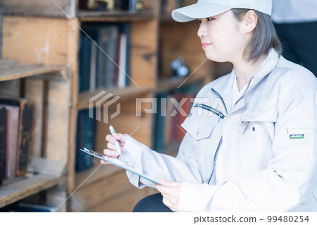 檢查貨架的女性採購專員 檢查貨架的女性採購專員 99480254