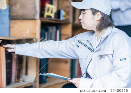清潔人員檢查凌亂的房子 99480256