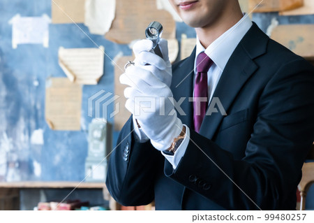 男性工作人員現場鑑定循環確認貴金屬 無臉 99480257