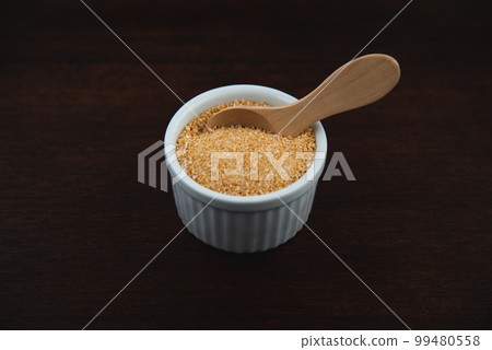 一個碗裡放 50 克甜菜糖和一小茶匙木勺 一個碗裡放 50 克甜菜糖和一小茶匙木勺 99480558
