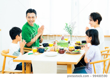 一家四口在餐廳吃飯 99480590