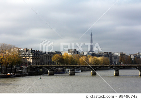 Seine River in Paris Seine River in Paris 99480742